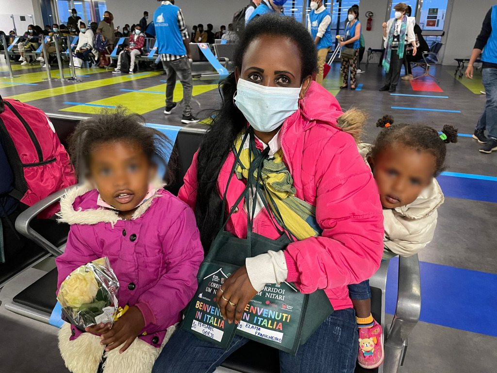 Da Etiópia para Itália com os corredores humanitários. 13 crianças chegaram hoje com as suas mães, 70 refugiados no total